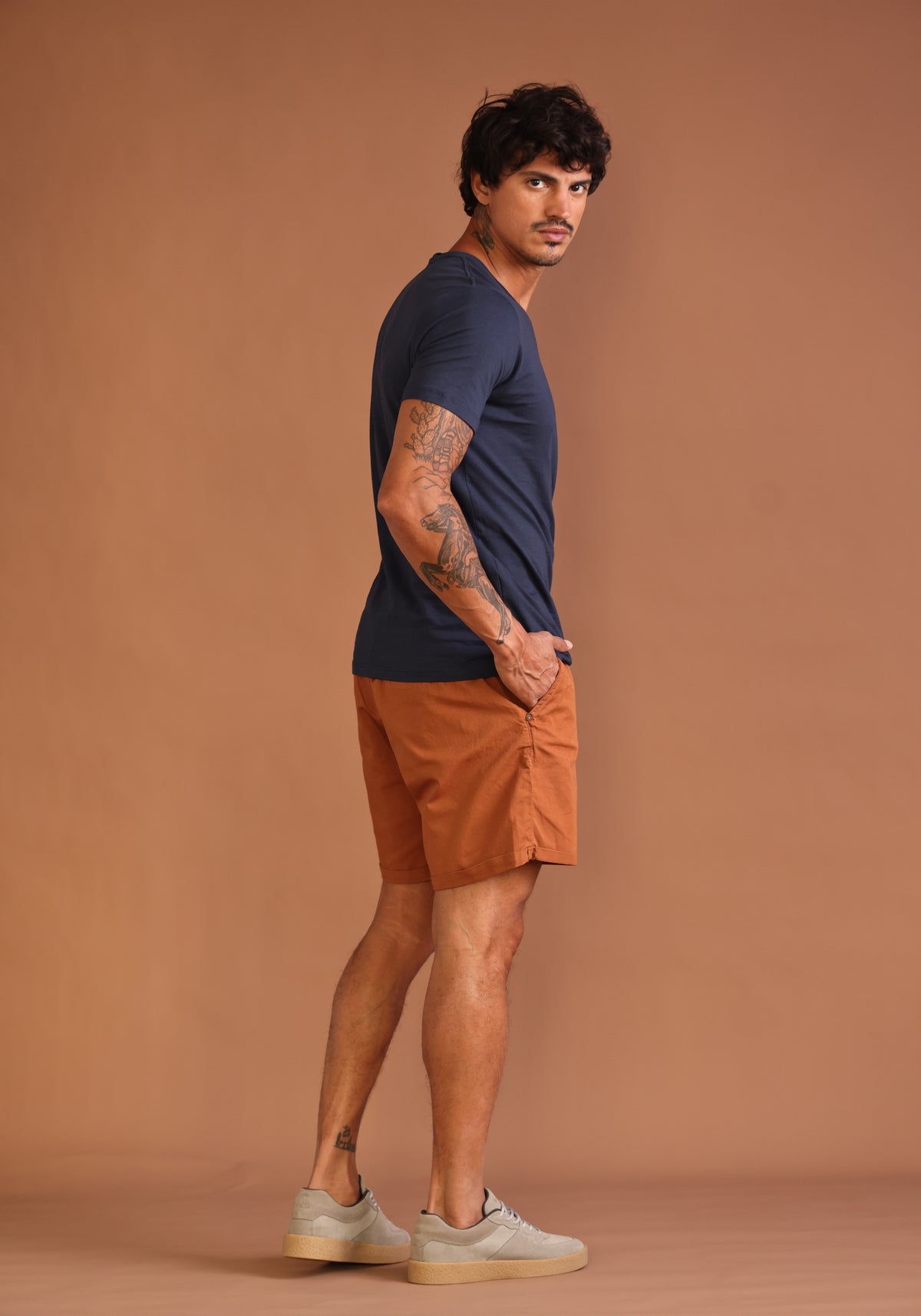 SHORTS MASCULINO BARRA DOBRADA CARAMELO