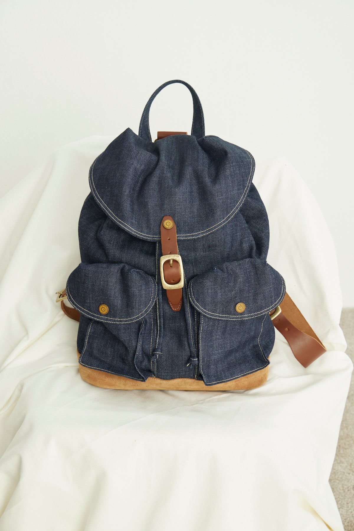 MOCHILA JEANS COM COURO