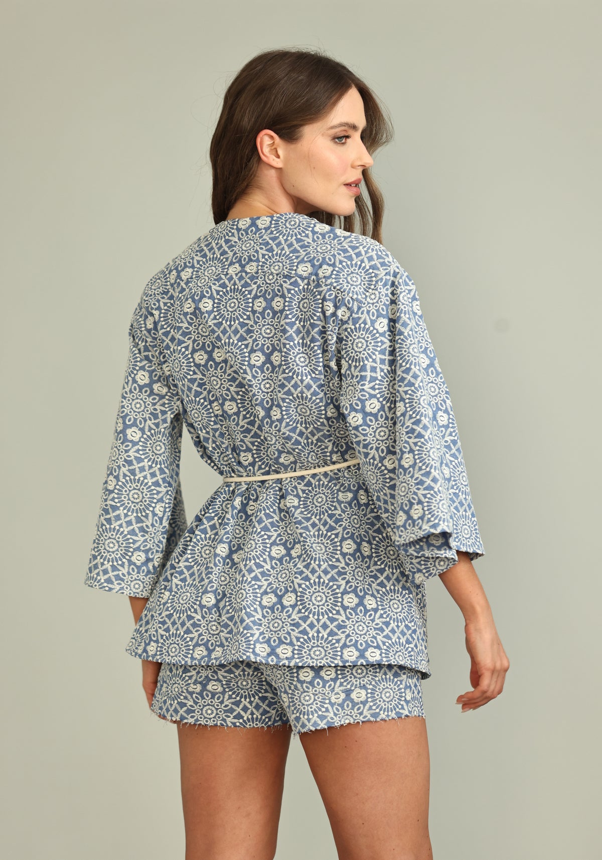 Kimono Bordado de Linha