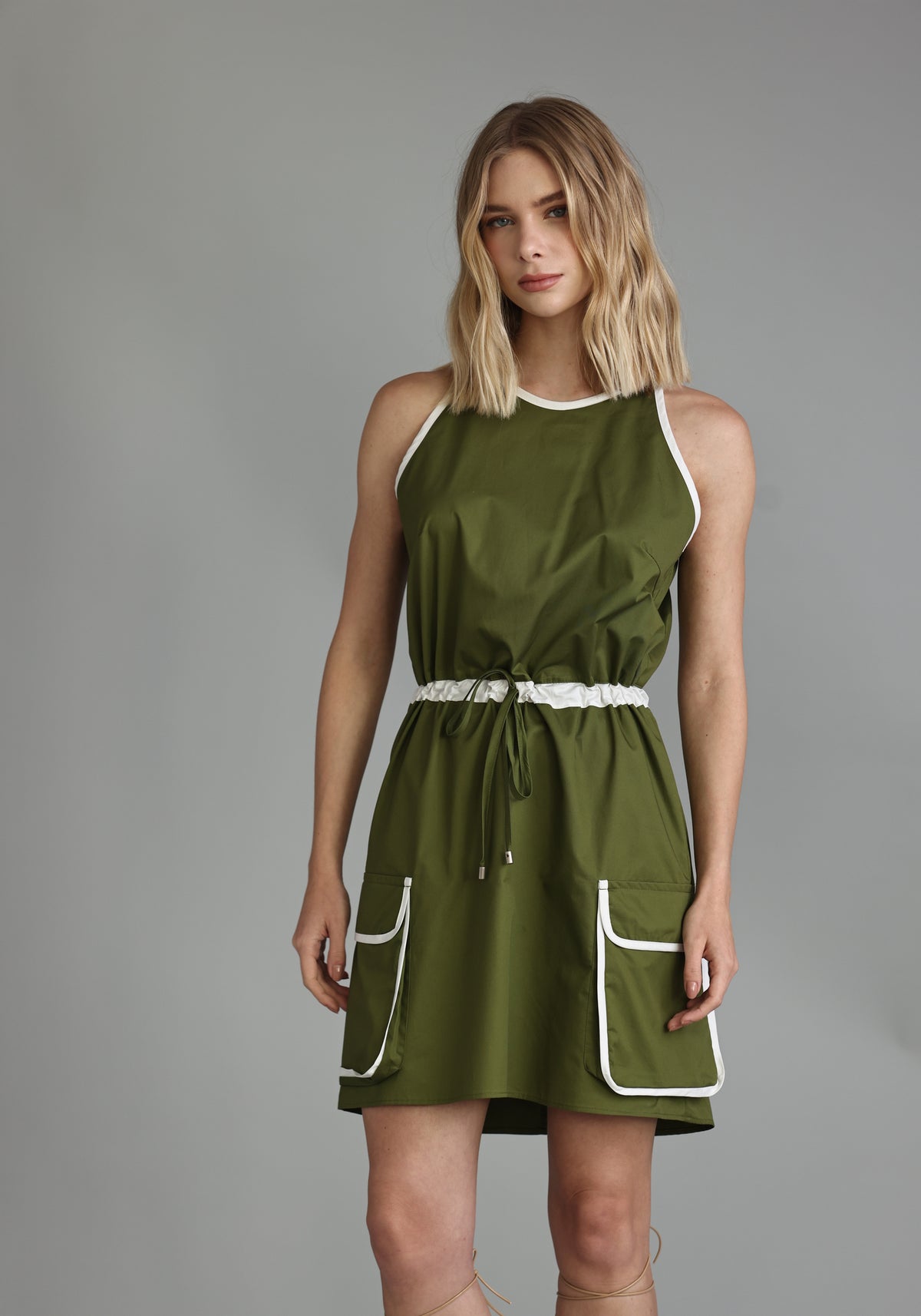 Vestido Com Bolsos e Viés Verde Oliva